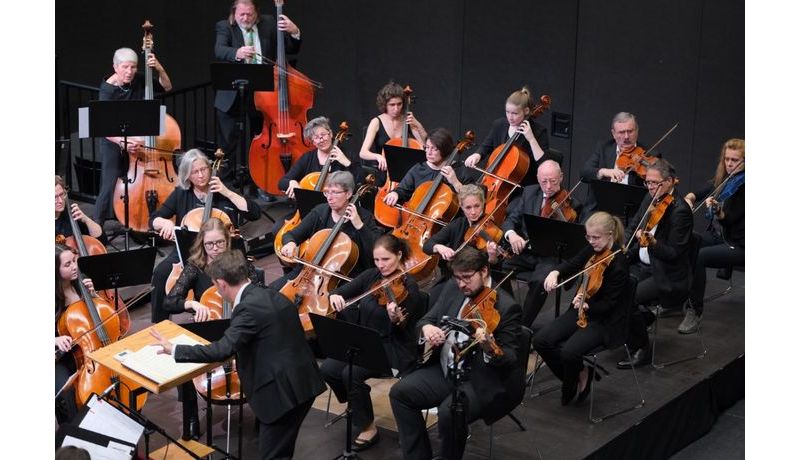 Blick ins Orchester - konzentrierte Gesichter bei den Musikern